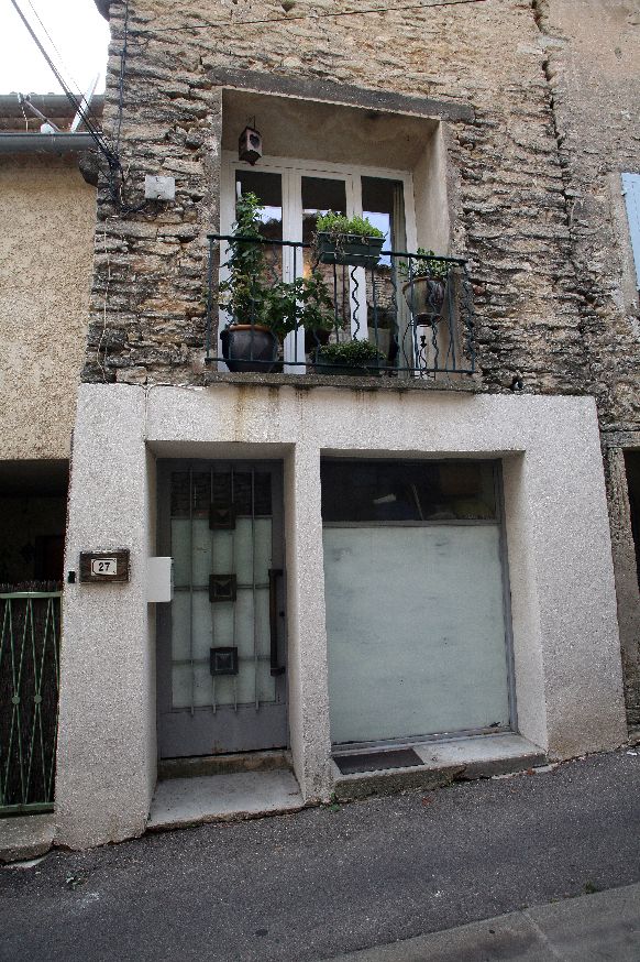 En Luberon,  à vendre, maison de village très lumineuse, avec jolie vue sur un château de Provence  