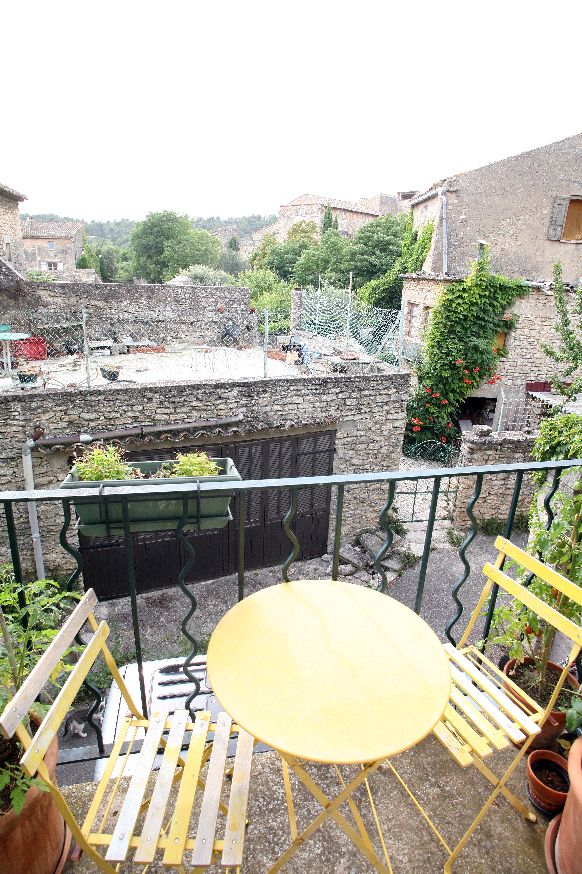 En Luberon,  à vendre, maison de village très lumineuse, avec jolie vue sur un château de Provence  