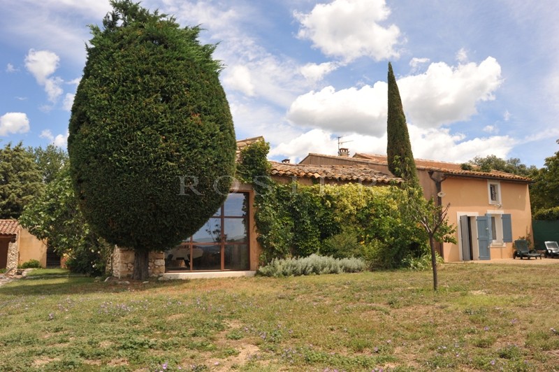 Jolie maison de hameau avec piscine   en Provence