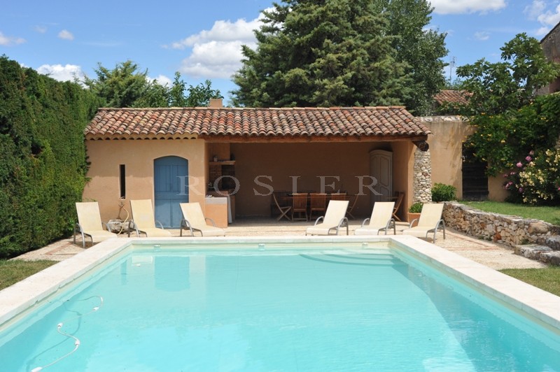 Jolie maison de hameau avec piscine   en Provence