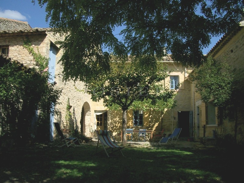 Jolie maison de village au coeur du Luberon,  avec jardin et bassin