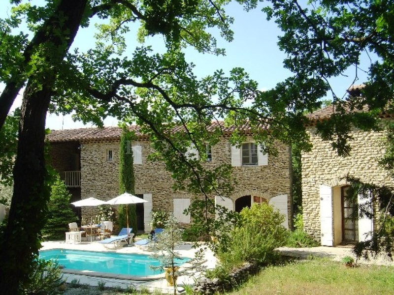 Proche Luberon, ensemble de deux maisons en pierres   