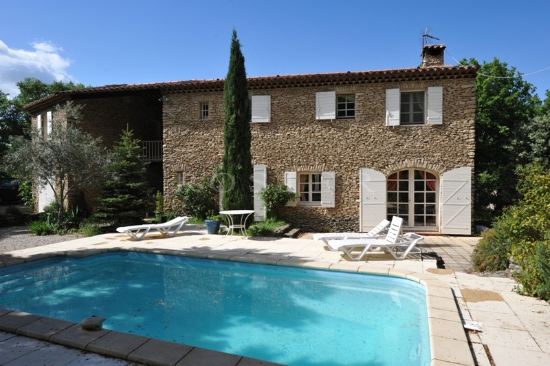 Proche Luberon, ensemble de deux maisons en pierres   