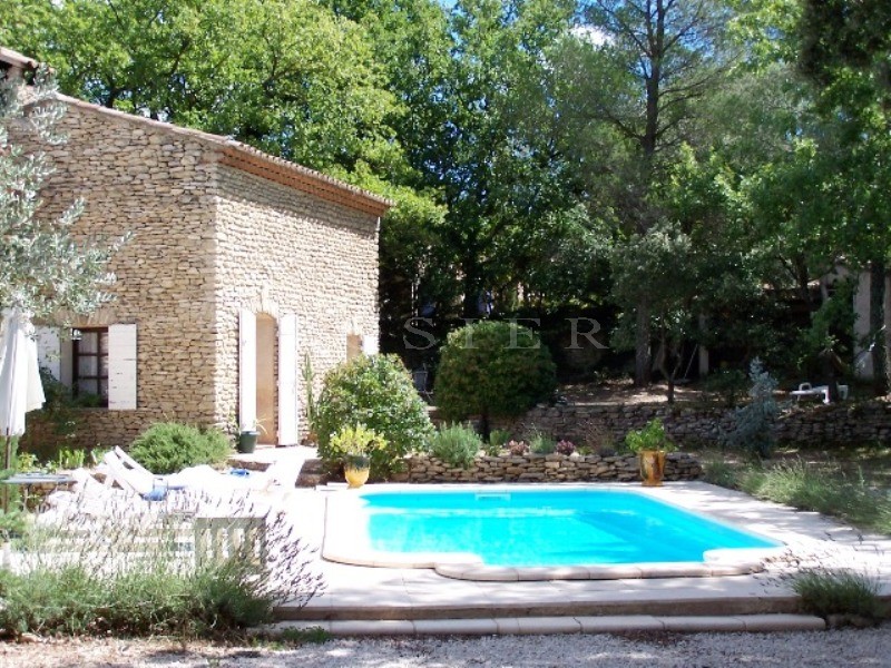 Proche Luberon, ensemble de deux maisons en pierres   
