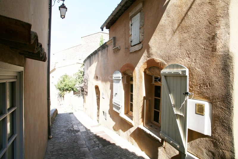 Luberon : au coeur d'un village recherché,   charmante demeure du 17ème siècle.
