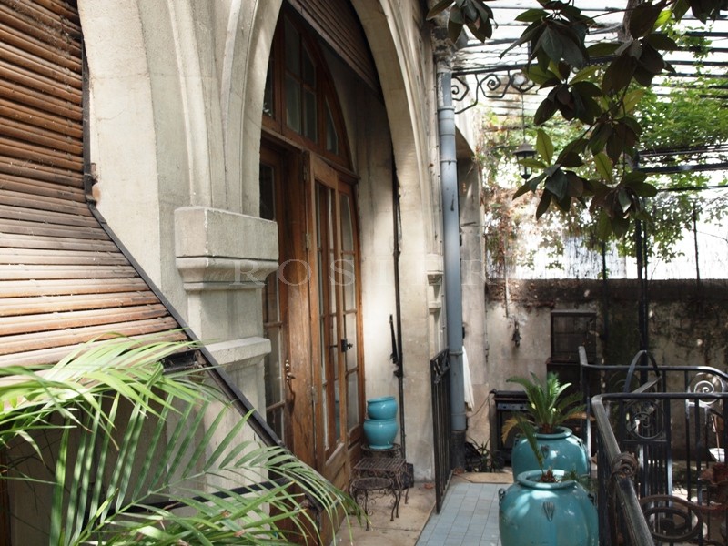 En Provence,entre Alpilles et Luberon,  luxueux hôtel particulier à vendre, avec terrasse et jardin,   