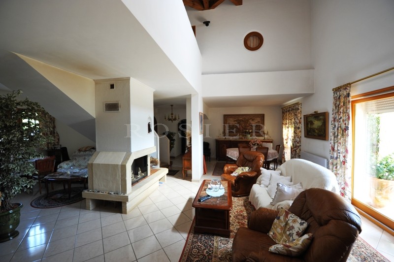 Dans le triangle d'or du Luberon,   maison récente avec piscine à vendre.