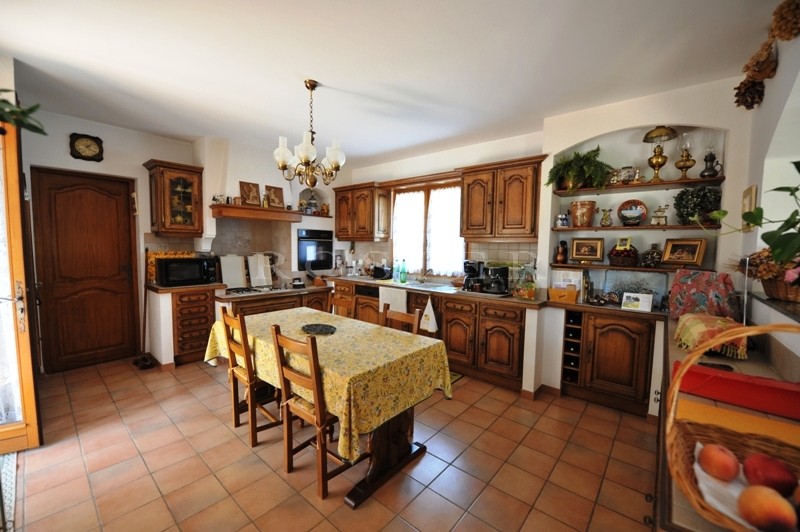 Dans le triangle d'or du Luberon,   maison récente avec piscine à vendre.