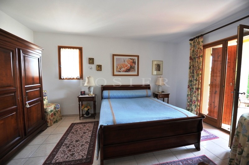 Dans le triangle d'or du Luberon,   maison récente avec piscine à vendre.