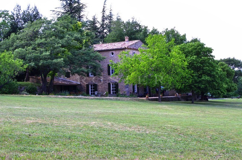 Luberon, proche d'un village perché,   bastide à vendre avec piscine et vues.