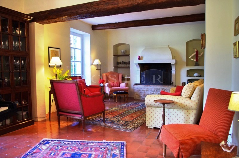 Luberon, proche d'un village perché,   bastide à vendre avec piscine et vues.