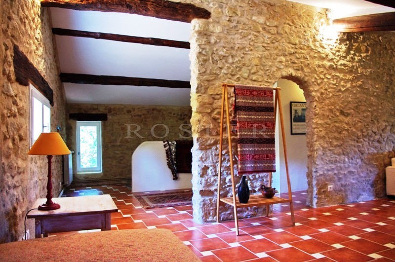 Luberon, proche d'un village perché,   bastide à vendre avec piscine et vues.