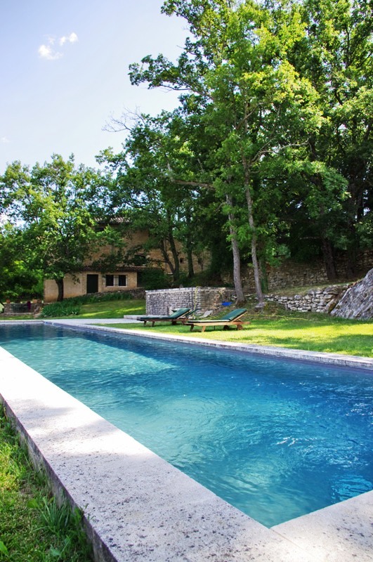 Luberon, proche d'un village perché,   bastide à vendre avec piscine et vues.