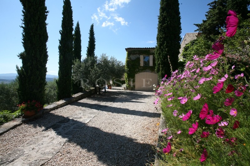 Maison en pierres  face à Gordes, à la plaine et au Luberon  