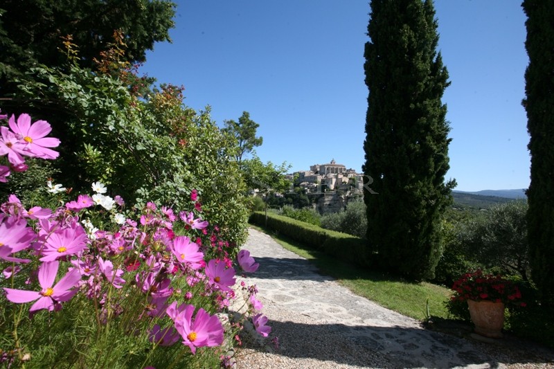Maison en pierres  face à Gordes, à la plaine et au Luberon  