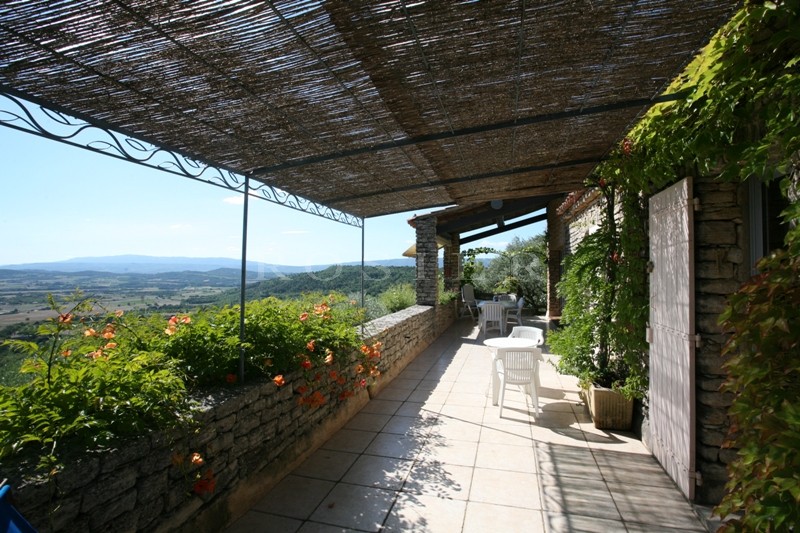 Maison en pierres  face à Gordes, à la plaine et au Luberon  