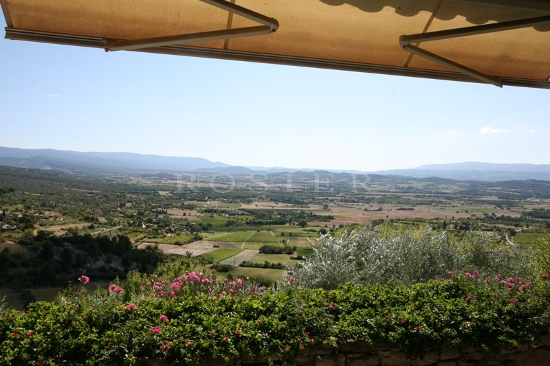 Maison en pierres  face à Gordes, à la plaine et au Luberon  