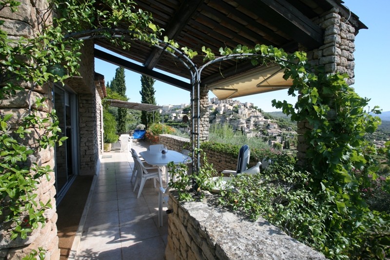 Maison en pierres  face à Gordes, à la plaine et au Luberon  