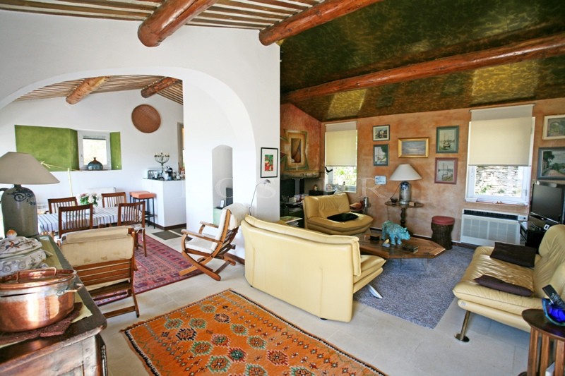 Maison en pierres  face à Gordes, à la plaine et au Luberon  