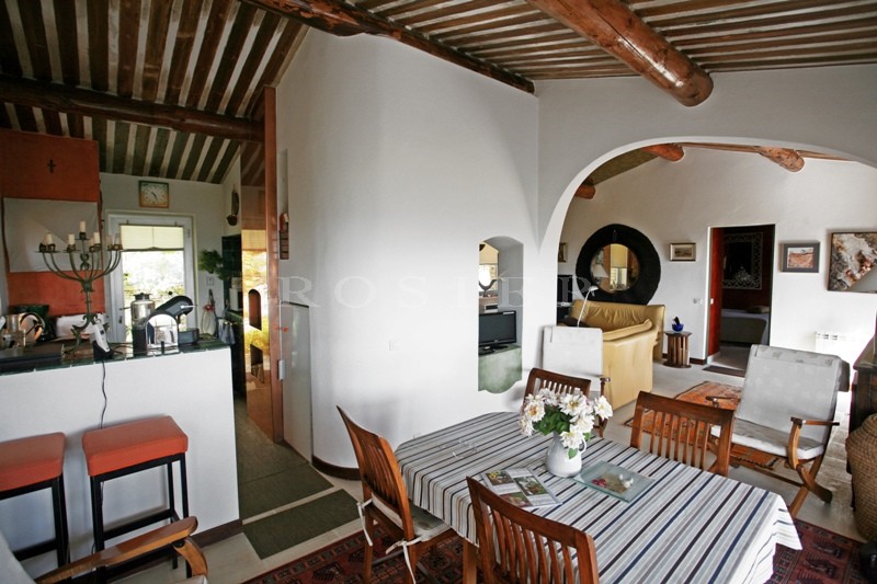Maison en pierres  face à Gordes, à la plaine et au Luberon  