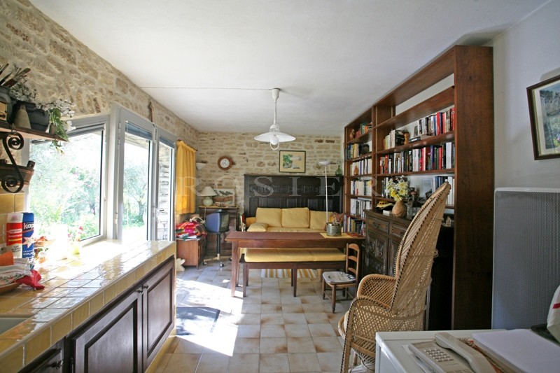 Maison en pierres  face à Gordes, à la plaine et au Luberon  
