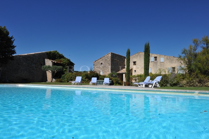 Authentique Hameau privé  en pierres  sur 5 hectares proche de Bonnieux