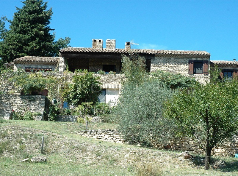 Luberon :   maison de qualité en pierres avec belles vues.