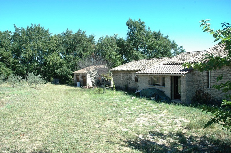 Luberon :   maison de qualité en pierres avec belles vues.