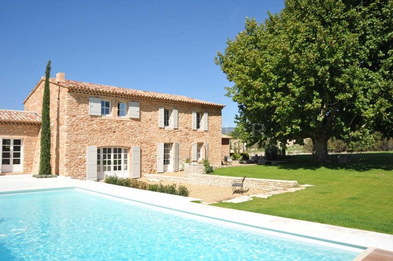 Entre Gordes & Roussillon,   mas restauré avec soin sur plus de 2,5 hectares.
