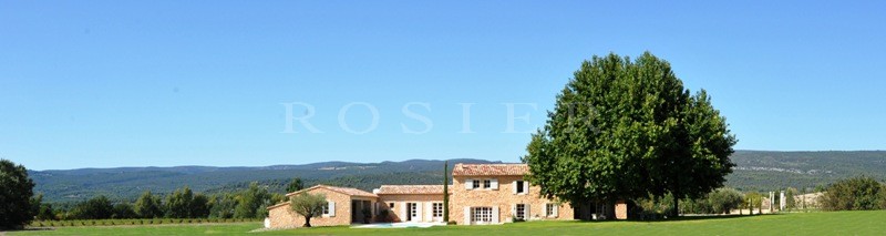 Entre Gordes & Roussillon,   mas restauré avec soin sur plus de 2,5 hectares.