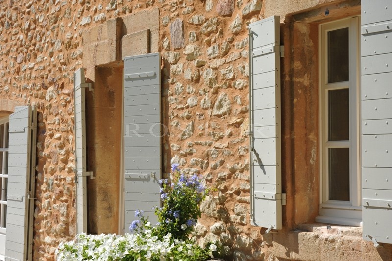 Entre Gordes & Roussillon,   mas restauré avec soin sur plus de 2,5 hectares.