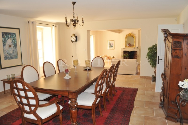 Entre Gordes & Roussillon,   mas restauré avec soin sur plus de 2,5 hectares.