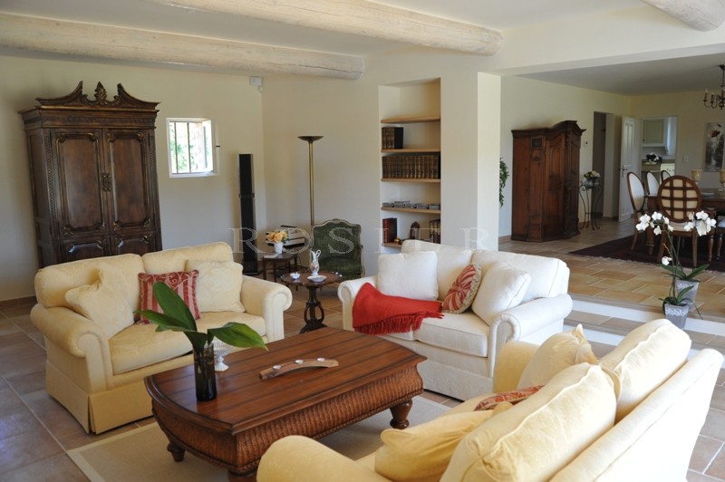 Entre Gordes & Roussillon,   mas restauré avec soin sur plus de 2,5 hectares.