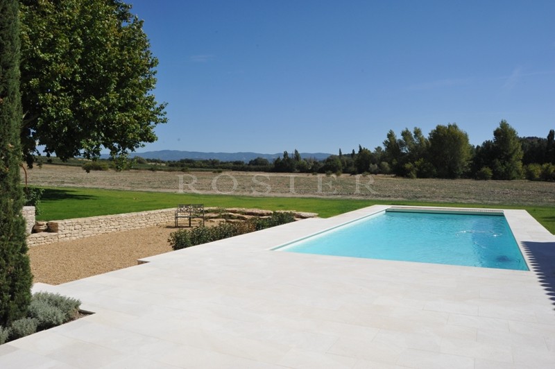 Entre Gordes & Roussillon,   mas restauré avec soin sur plus de 2,5 hectares.