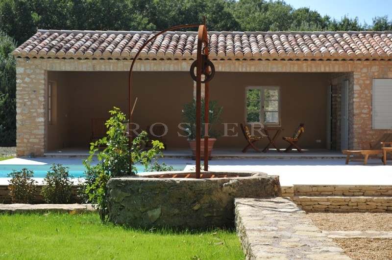 Entre Gordes & Roussillon,   mas restauré avec soin sur plus de 2,5 hectares.
