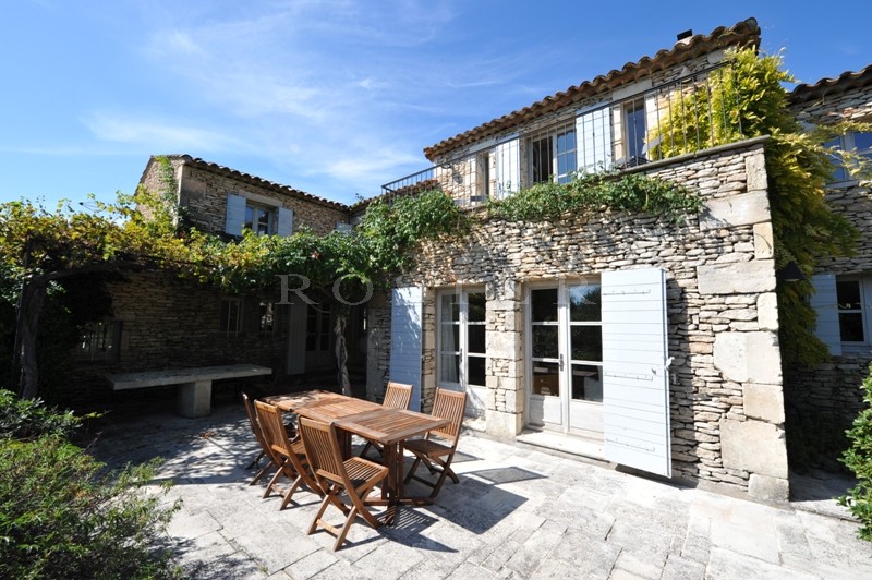 Gordes : proche du village avec belles vues sur la vallée du Luberon  