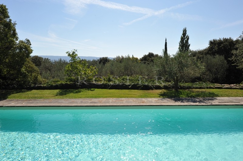 Gordes : proche du village avec belles vues sur la vallée du Luberon  