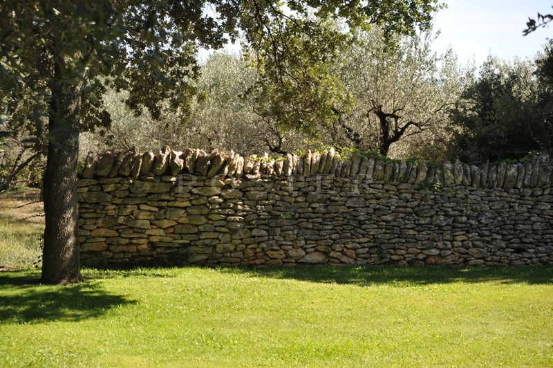 Gordes : proche du village avec belles vues sur la vallée du Luberon  