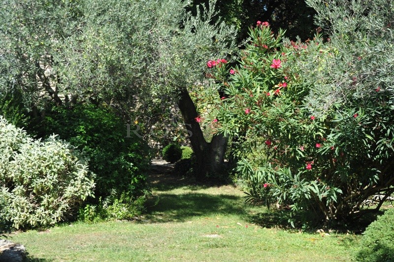 Gordes : proche du village avec belles vues sur la vallée du Luberon  