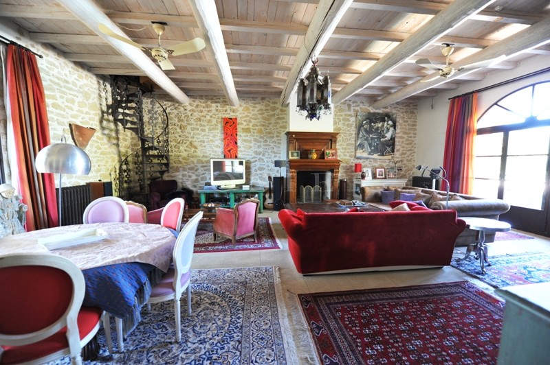 Luberon :   Mas de prestige restauré avec soin et grandes dépendances