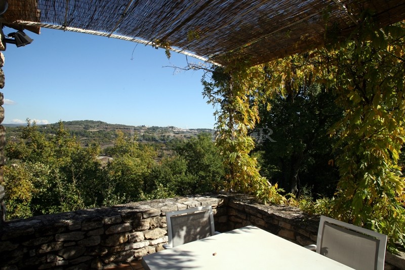 Proche Gordes,    agréable maison en pierres vendue par l'agence ROSIER
