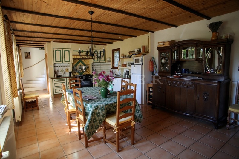 Proche Gordes,    agréable maison en pierres vendue par l'agence ROSIER