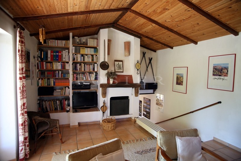 Proche Gordes,    agréable maison en pierres vendue par l'agence ROSIER