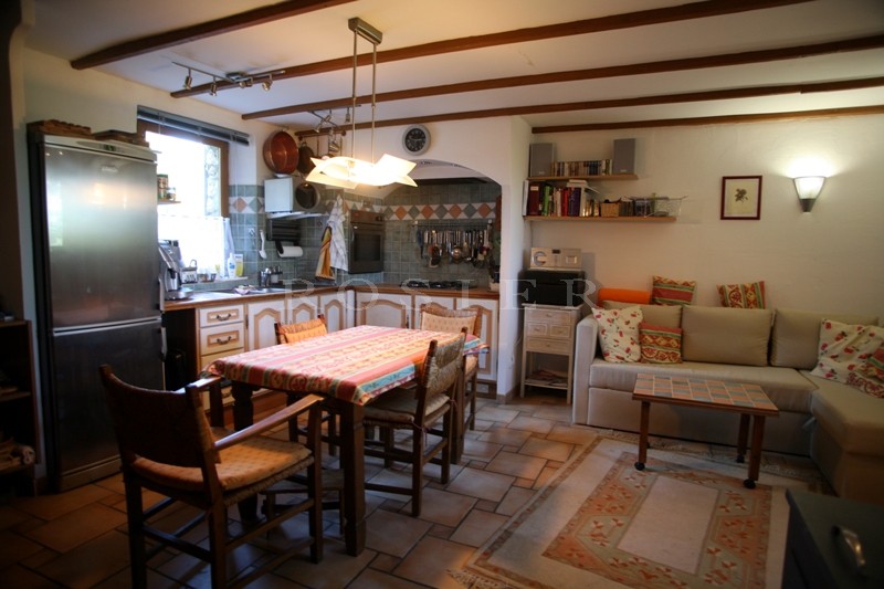 Proche Gordes,    agréable maison en pierres vendue par l'agence ROSIER