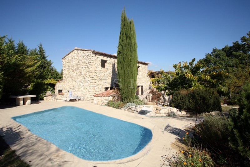Proche Gordes,    agréable maison en pierres vendue par l'agence ROSIER