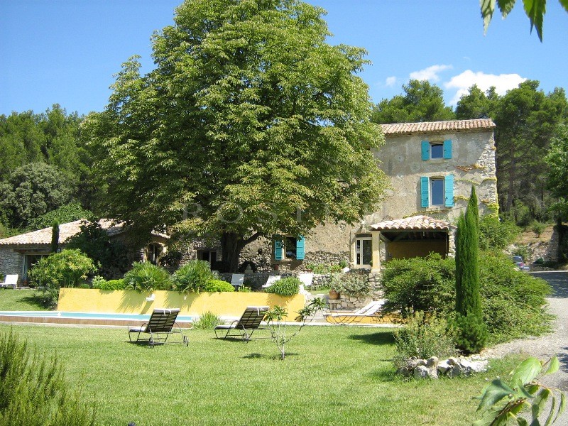 Proche Alpilles, à vendre, superbe bastide du XVIIIème siècle  sur 9000 m² environ de terrain avec piscine,  bénéficiant de vues dominantes