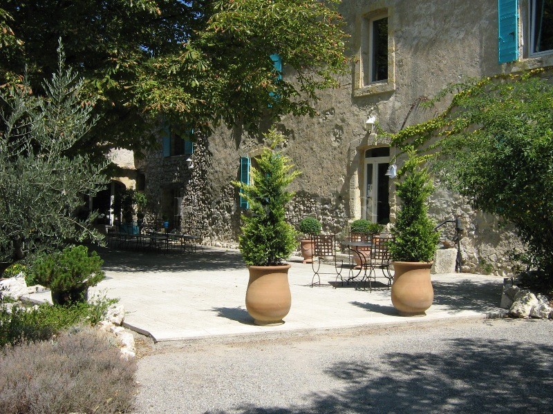 Proche Alpilles, à vendre, superbe bastide du XVIIIème siècle  sur 9000 m² environ de terrain avec piscine,  bénéficiant de vues dominantes