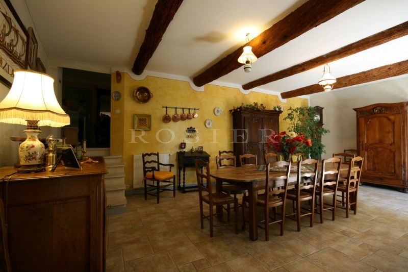 Proche Alpilles, à vendre, superbe bastide du XVIIIème siècle  sur 9000 m² environ de terrain avec piscine,  bénéficiant de vues dominantes