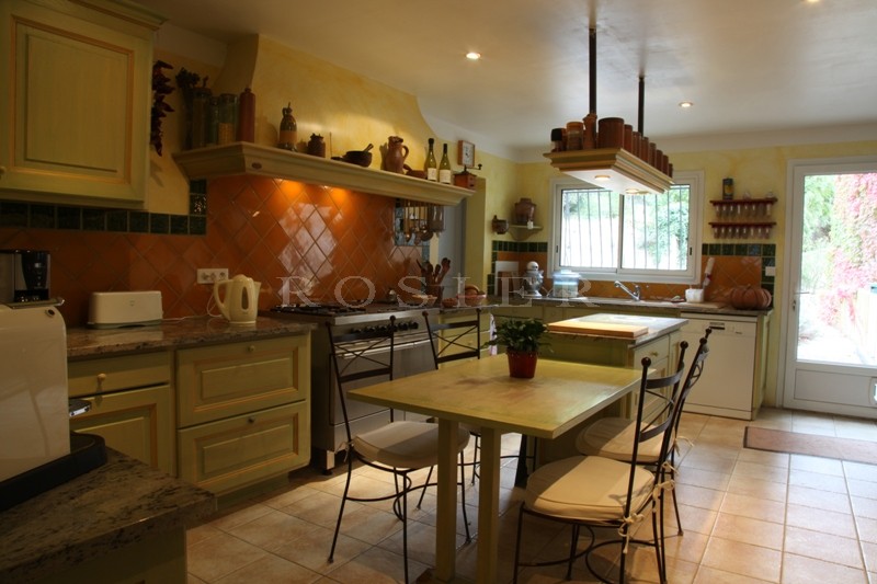 Proche Alpilles, à vendre, superbe bastide du XVIIIème siècle  sur 9000 m² environ de terrain avec piscine,  bénéficiant de vues dominantes