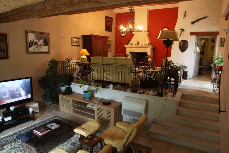 Proche Alpilles, à vendre, superbe bastide du XVIIIème siècle  sur 9000 m² environ de terrain avec piscine,  bénéficiant de vues dominantes